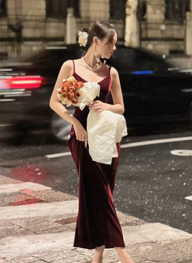 Burgundy suspender dress sexy V-neck backless high-end Christmas annual party hip dress R1471