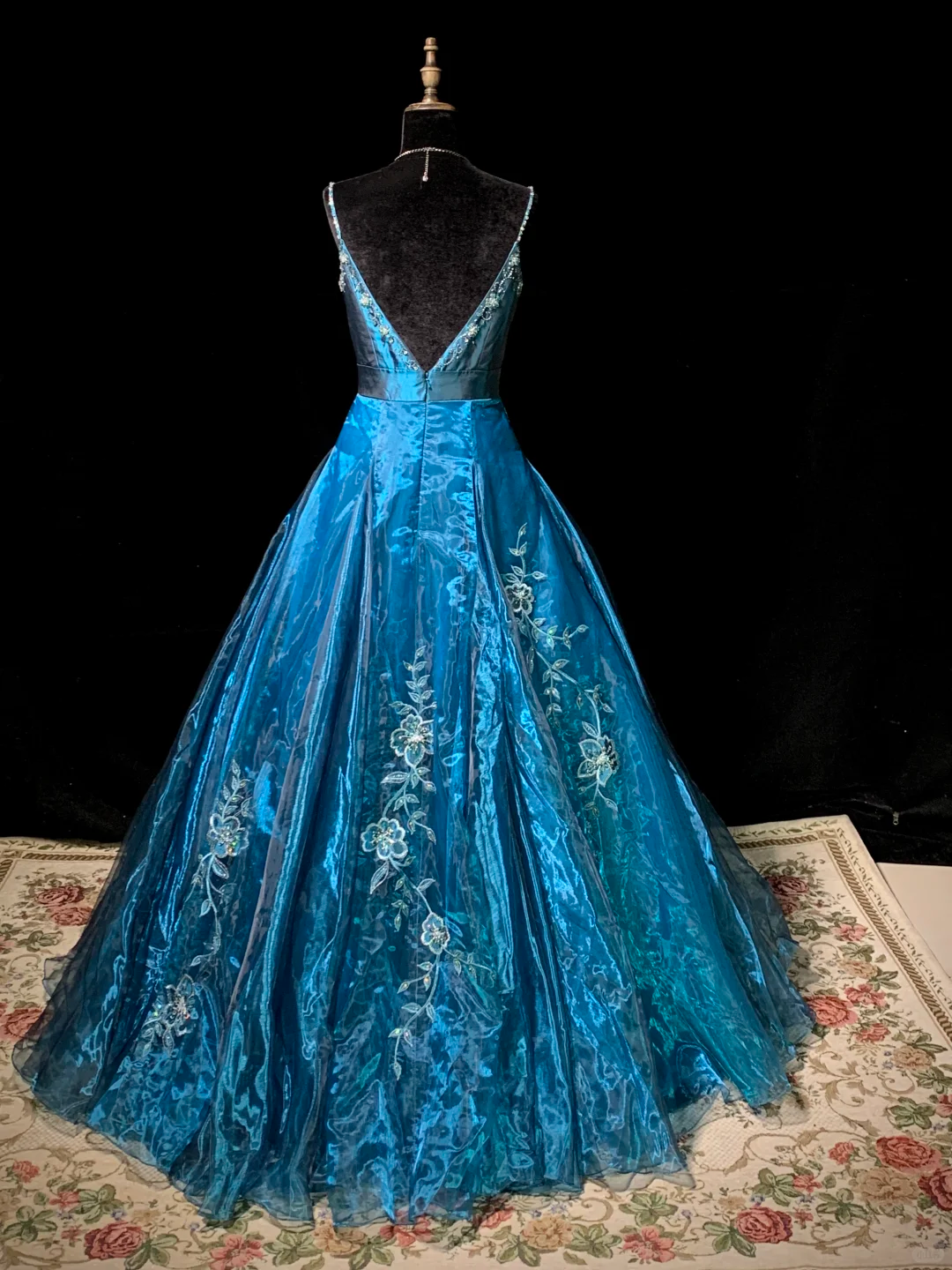 Blue halter-neck fitted ball gown with a full skirt, elegant and sophisticated R8678