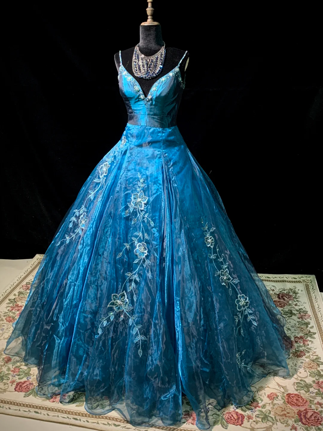 Blue halter-neck fitted ball gown with a full skirt, elegant and sophisticated R8678