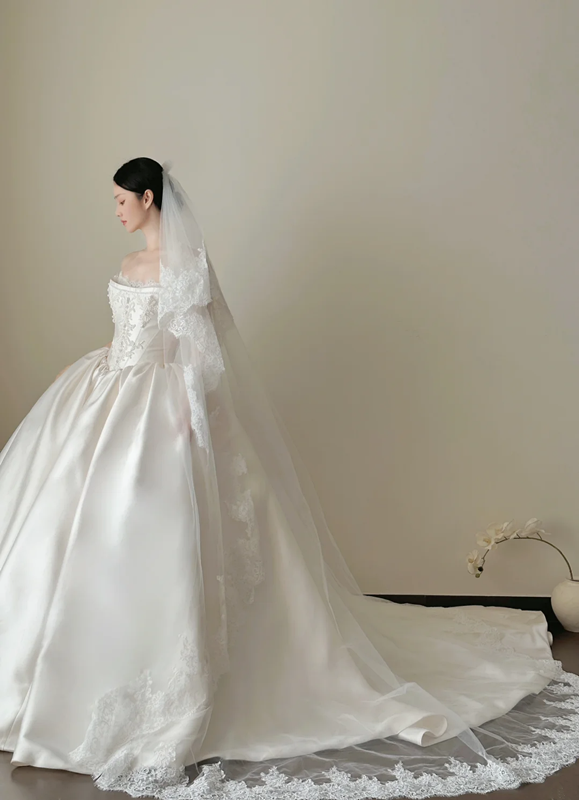 White strapless, waist‑cinching, vintage‑patterned, long ball gown with a fluffy skirt, wedding dress R8002