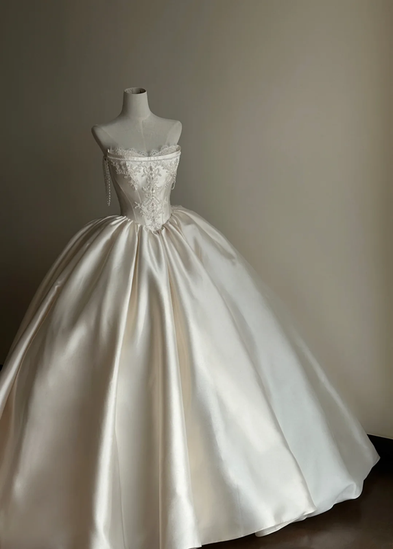 White strapless, waist‑cinching, vintage‑patterned, long ball gown with a fluffy skirt, wedding dress R8002