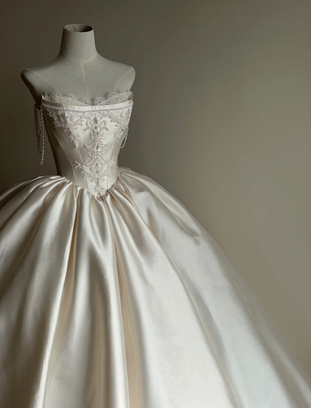 White strapless, waist‑cinching, vintage‑patterned, long ball gown with a fluffy skirt, wedding dress R8002