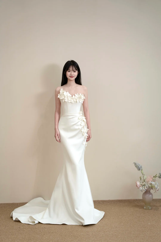 White strapless ball gown with 3D floral neckline, fitted waist and hip-hugging bodycon dress, wedding dress R8062