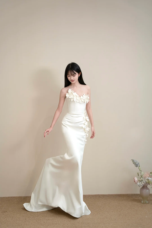 White strapless ball gown with 3D floral neckline, fitted waist and hip-hugging bodycon dress, wedding dress R8062