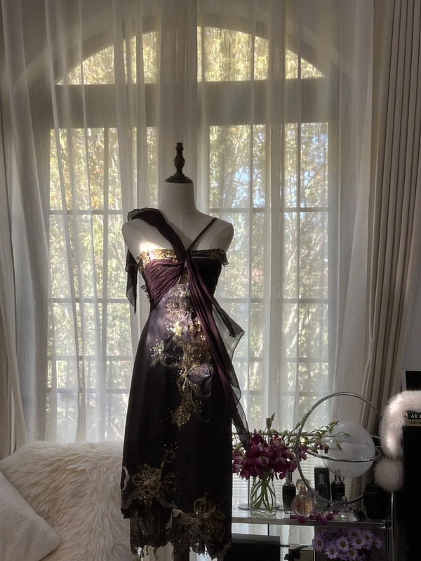 Black halter-neck, gold-print, fitted, mid-length ball gown R7736
