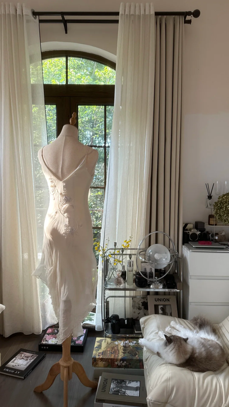 White halter-neck fitted midi ball gown R7769