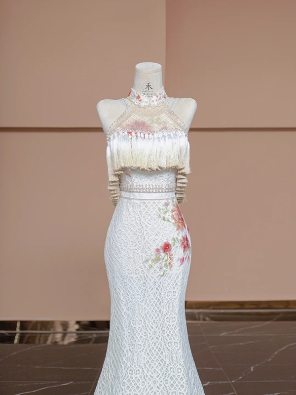 White vintage fitted long ball gown/bridal dress R8384