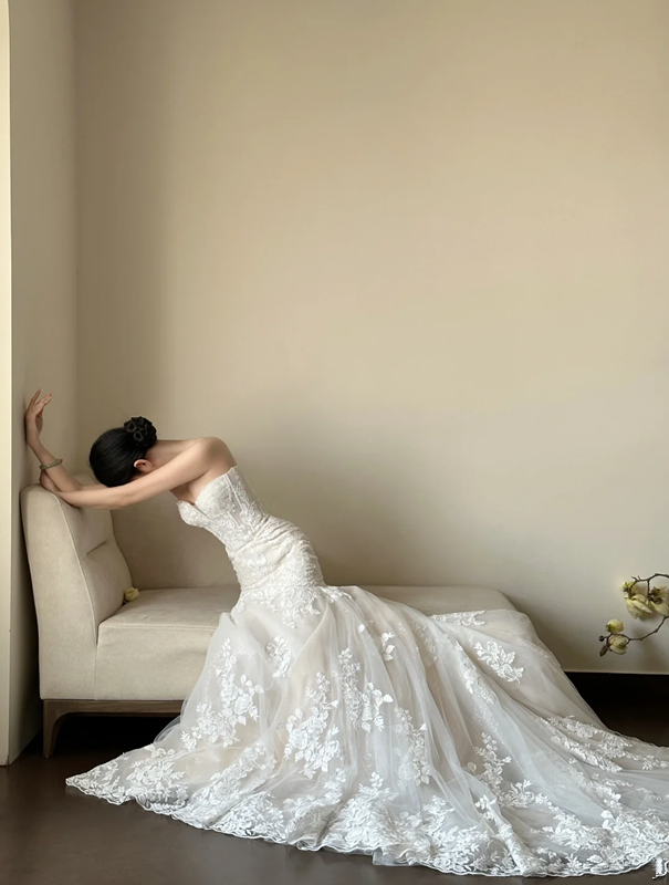 White strapless, waist‑cinching, slim‑fit lace long ball gown, wedding dress R7991