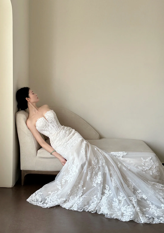 White strapless, waist‑cinching, slim‑fit lace long ball gown, wedding dress R7991