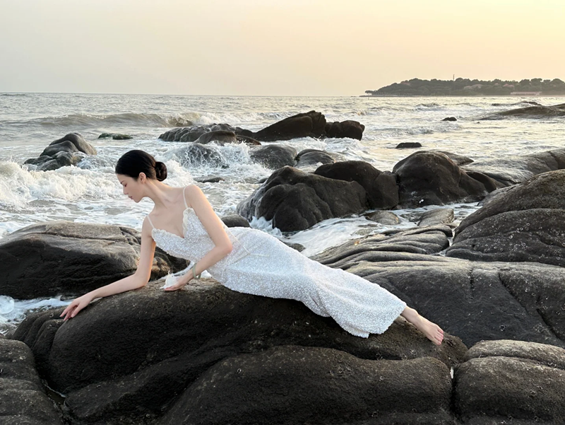 Light apricot halter-neck fitted waist elegant and sexy ball gown R8050