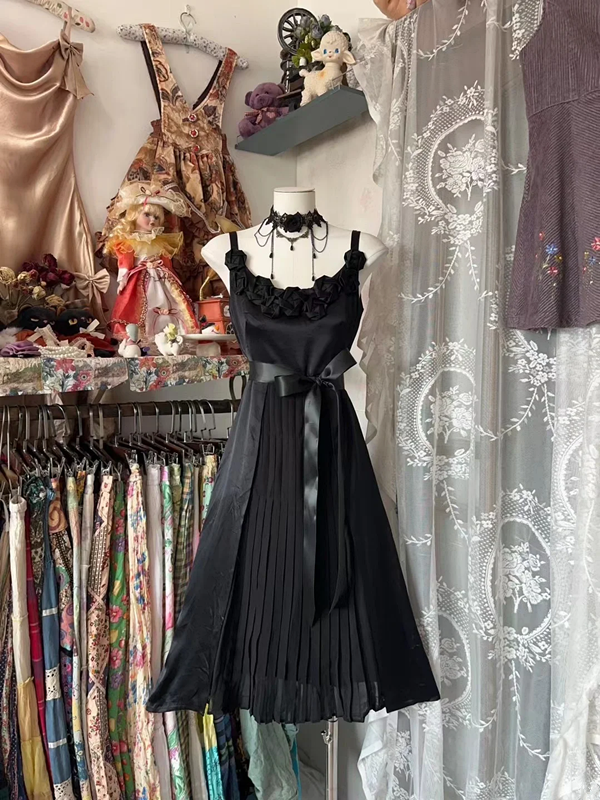 Black halter-neck A-line midi ball gown R7444