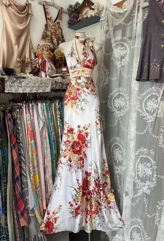 White dress with red retro print, halter neck, fitted waist, long and sexy ball gown R7506