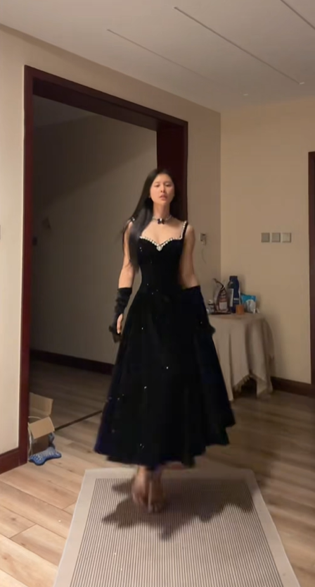 Black halter-neck, retro-elegant, fitted A-line long ball gown R7774