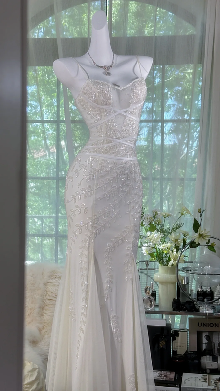White halter-neck fitted bodycon long ball gown R7662