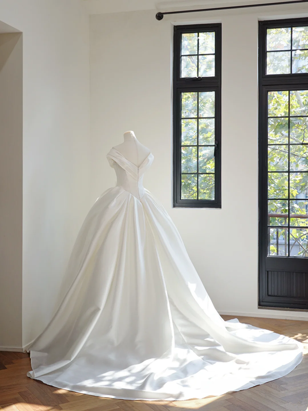 White off-the-shoulder retro-style fitted waist long ball gown/bridal dress R8446