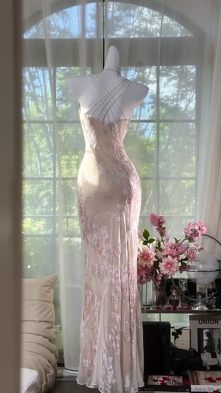 Light pink floral print halter-neck fitted long ball gown R7628