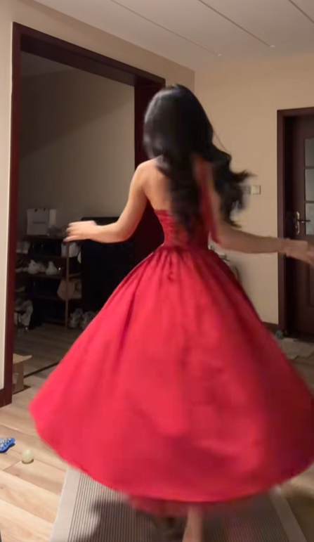 Red halter-neck, fitted waist, full skirt, long ball gown R7555