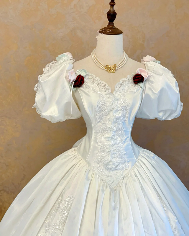White square-neck ball gown with puff sleeves, vintage style, a cinched waist, slim fit and a voluminous puffy skirt; bridal gown R7309