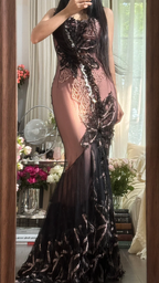 Light-colored lining, black camisole, fitted waist, sexy black stockings, long ball gown R7785