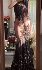 Light-colored lining, black camisole, fitted waist, sexy black stockings, long ball gown R7785