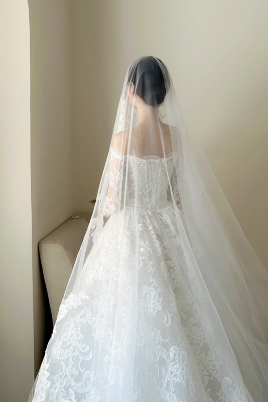 White lace off‑the‑shoulder, waist‑cinching, slim‑fit, long ball gown with a fluffy skirt, wedding dress R7994