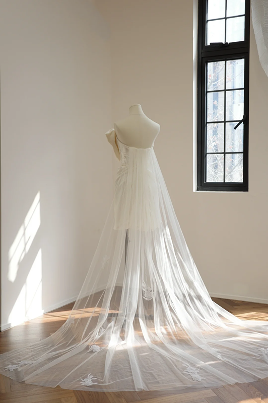 Off-white strapless fitted satin short ball gown, bridal dress R8552