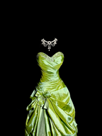 Green strapless fitted waist slim-fitting ball gown with a full skirt exudes classic elegance R8100