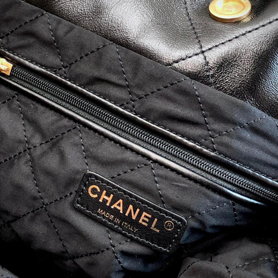 CHANEL 22 Small Handbag black