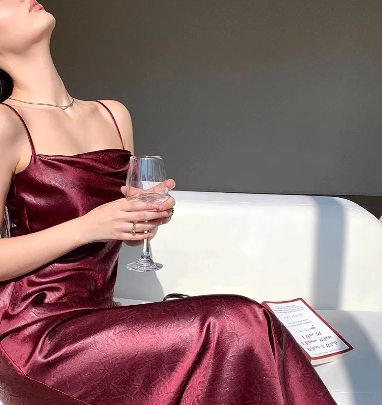 Sexy embossed satin suspender dress with slits for vacation with acetate high-end skirt R1464