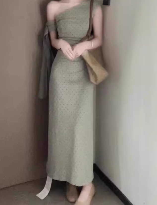 Gentle temperament gray polka dot off-shoulder dress with slim waist and hip skirt R0859