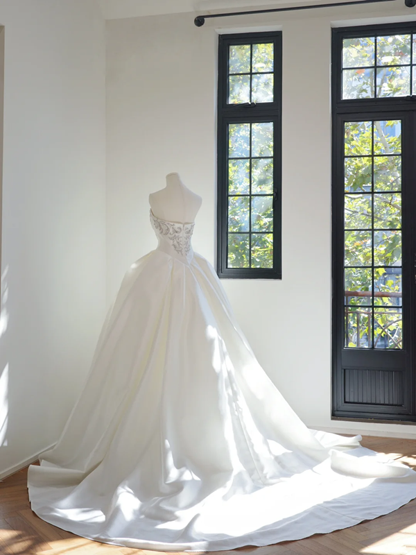 White strapless fitted waist ball gown/bridal dress R8459