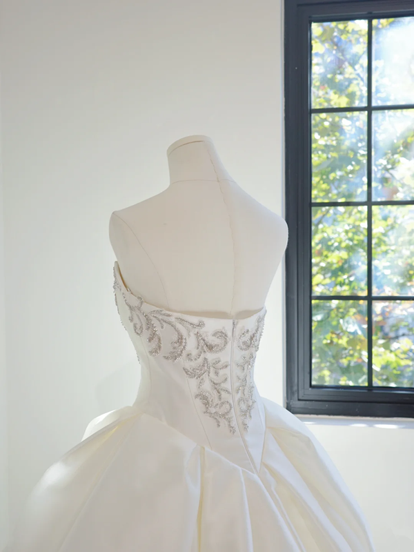 White strapless fitted waist ball gown/bridal dress R8459