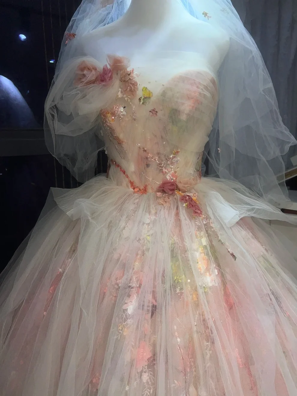 Pretty Strapless Ball Gown Tulle Floral Long Wedding Dress With Veil