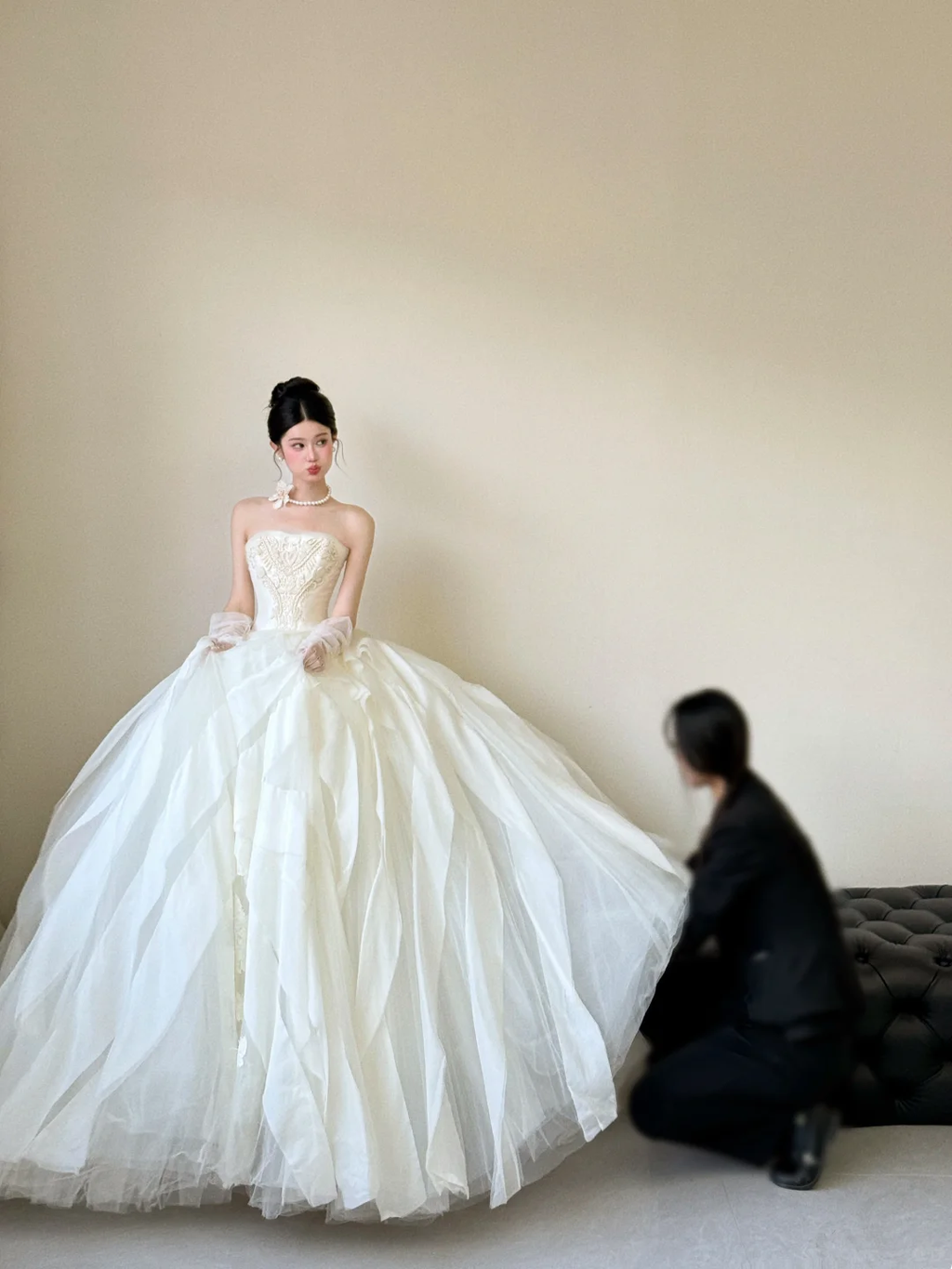 Princess Ball Gown Strapless White Satin Tulle Applique With Gloves Long Wedding Dresses C3852