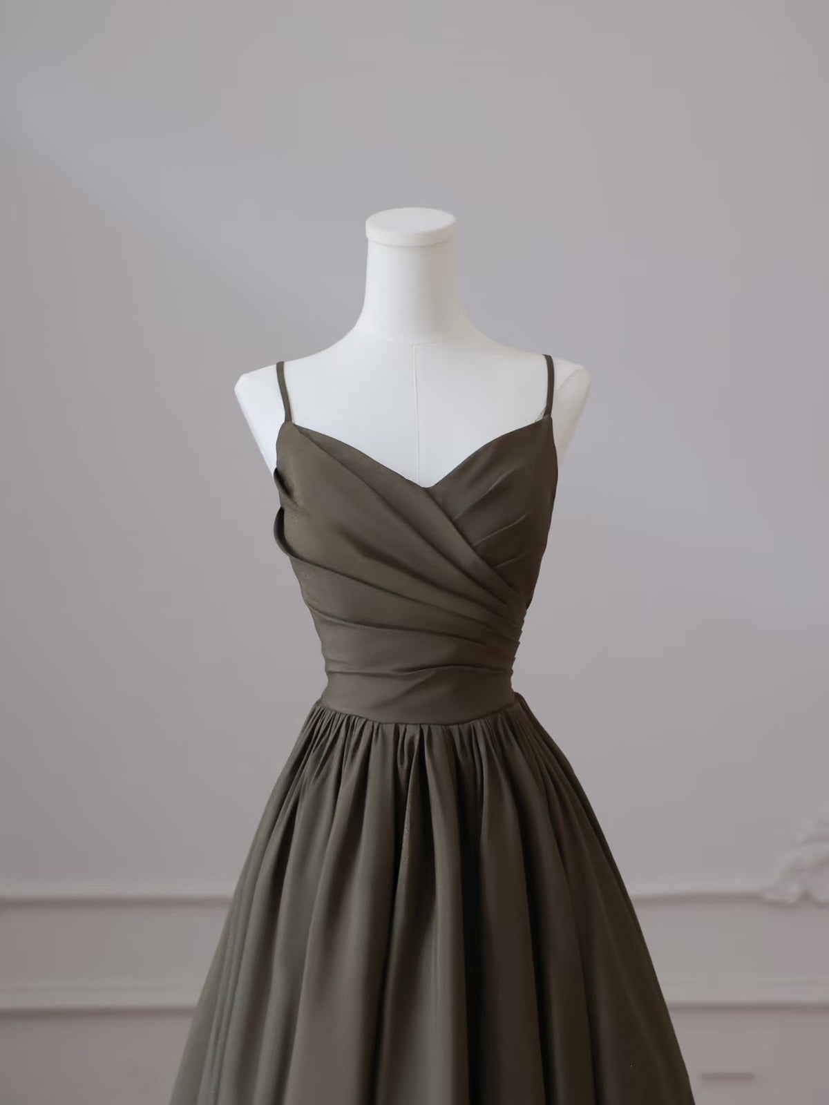 Sexy A Line Spaghetti Straps Satin Long Prom Dresses Evening Gowns
