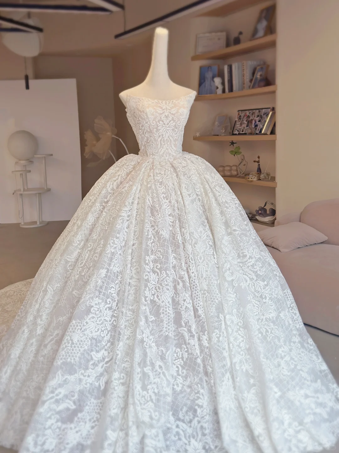 Vintage Ball Gown Strapless White Tulle Lace Long Wedding Dresses C3985