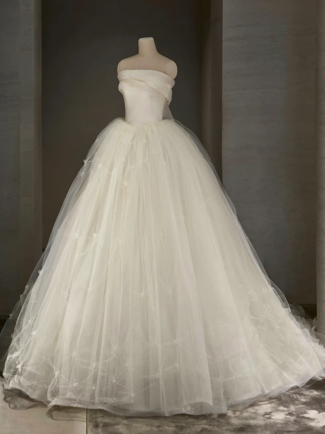 Pretty Ball Gown Strqpless Satin Tulle With Veil Long Wedding Dresses C4017