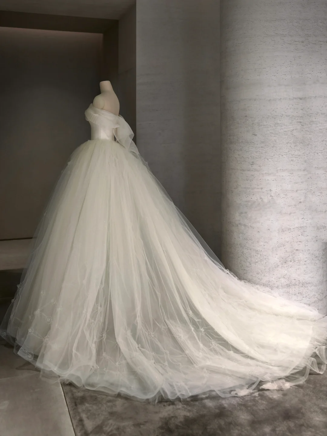 Pretty Ball Gown Strqpless Satin Tulle With Veil Long Wedding Dresses C4017