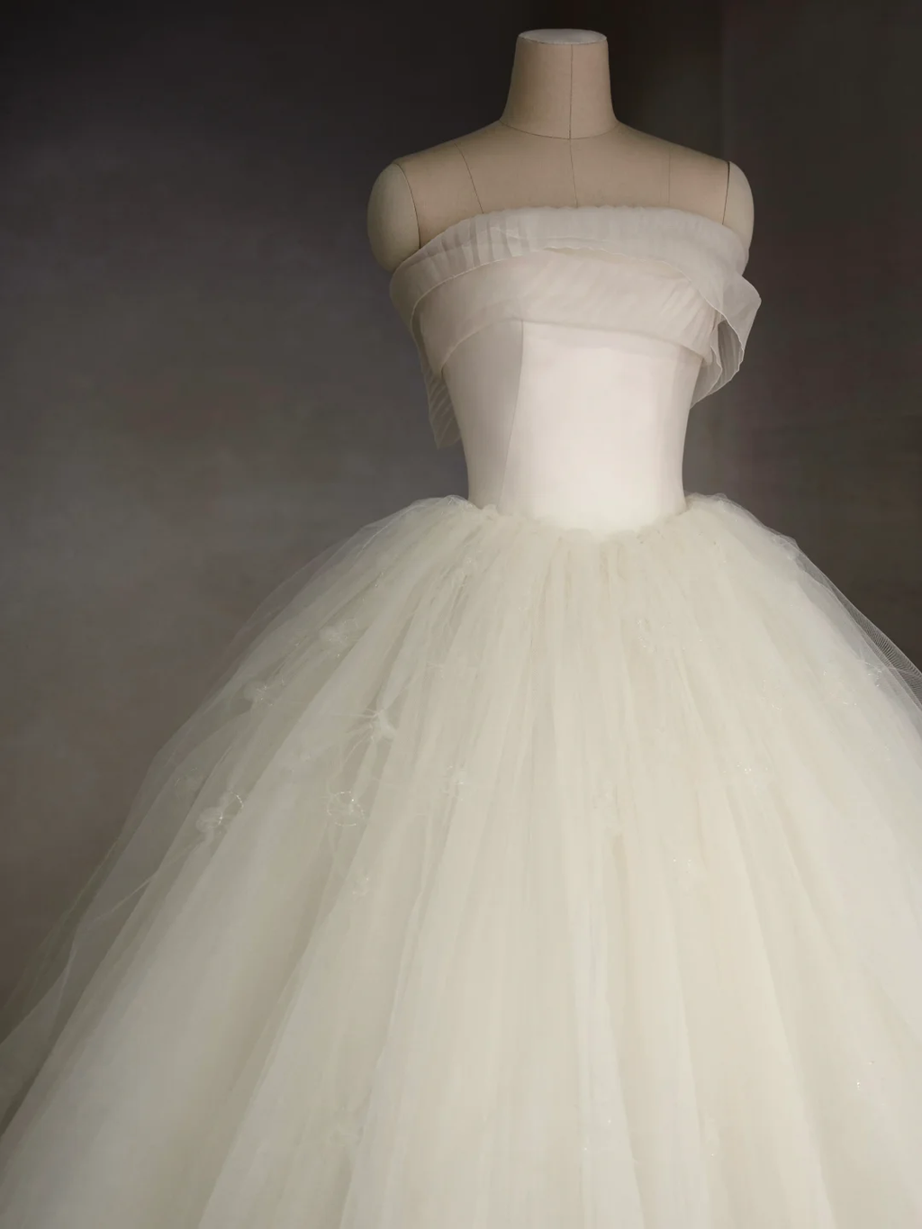 Pretty Ball Gown Strqpless Satin Tulle With Veil Long Wedding Dresses C4017