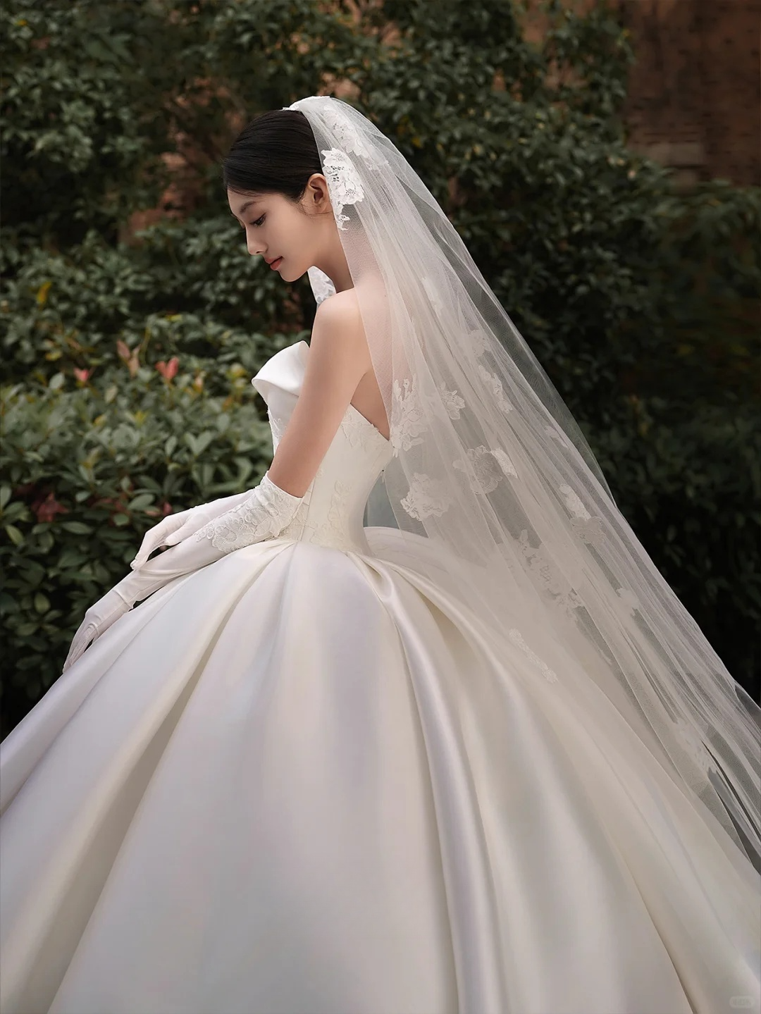Timeless Ball Gown Strqpless Satin Applique With Veil Gloves Long Wedding Dresses C4018