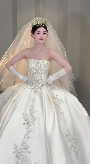 Dreamy Ball Gown Strapless Satin Applique With Veil Gloves Long Wedding Dresses C4052