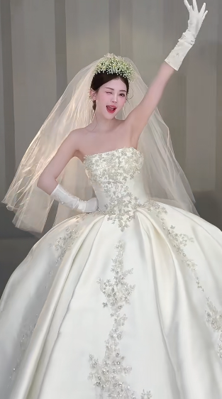 Dreamy Ball Gown Strapless Satin Applique With Veil Gloves Long Wedding Dresses C4052