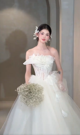 Elegant Ball Gown Strapless Tulle Applique Long Wedding Dresses C4053