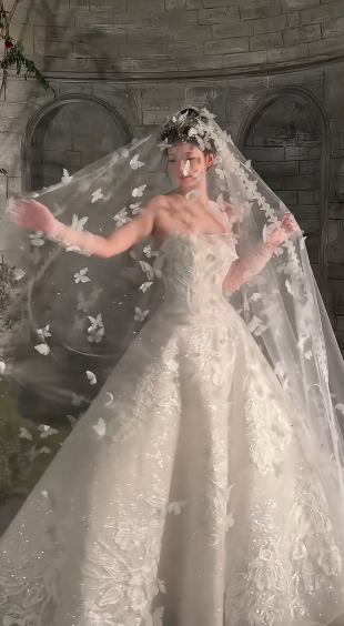 Pretty Ball Gown Strapless Tulle Lace Sequin With Veil Long Wedding Dresses C4124