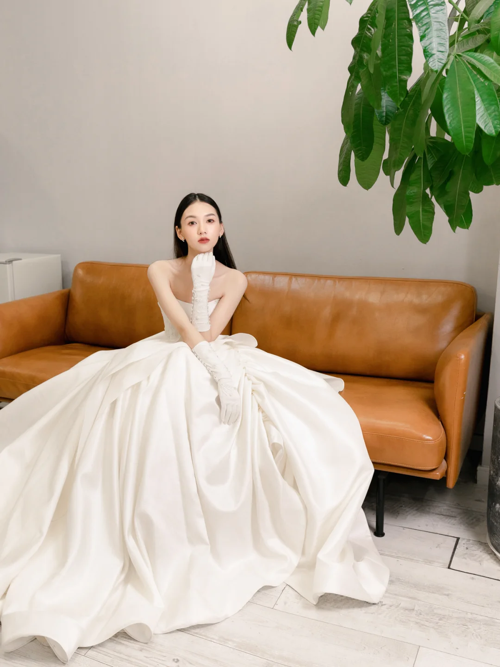 Eelgant Ball Gown Strapless Satin Applique With Gloves Long Wedding Dresses C4172