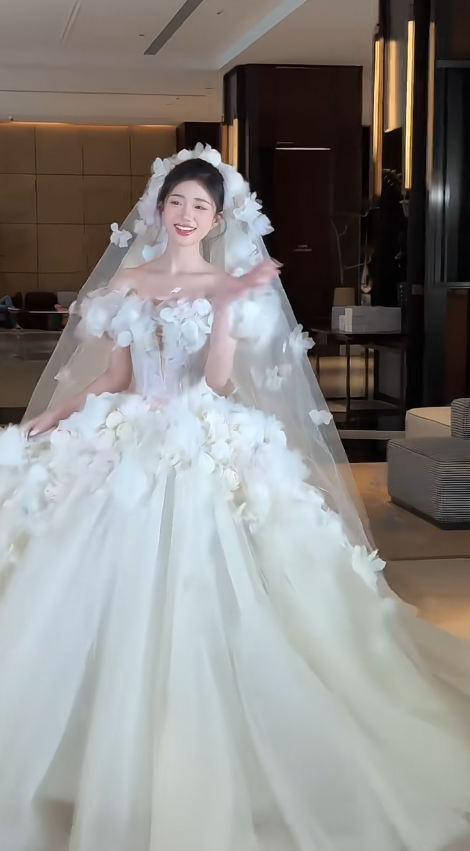 Pretty Ball Gown Strapless Tulle Applique With Veil Long Wedding Dresses C4305