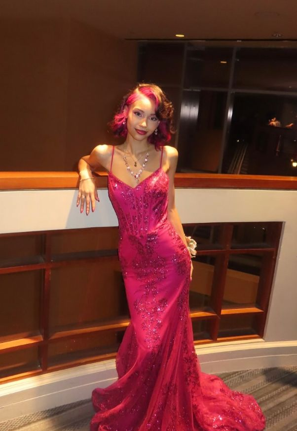 Charming Spaghetti Straps V Neck Satin Lace Sequin Evening Dress Hot Pink Mermaid Party Gowns