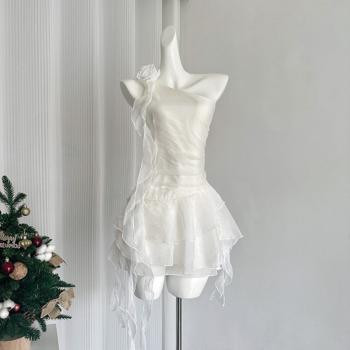 New White Off-shoulder Chiffon Dress Waist Short Fairy Cake Skirt with Flowers R1989