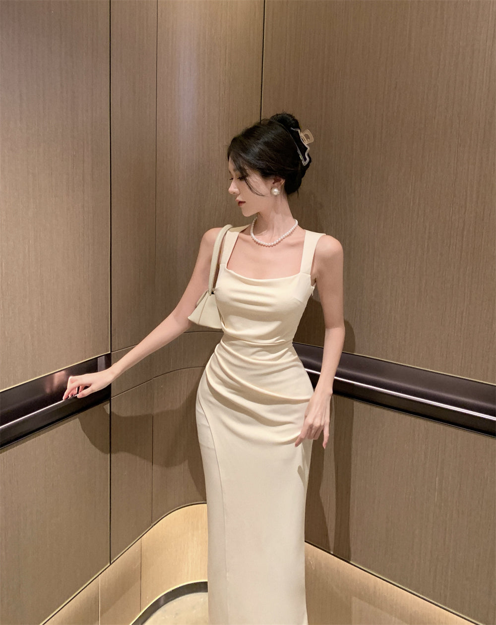 Square neck suspender dress with elegant waist, slim fit and hip-hugging high-end skirt R1453