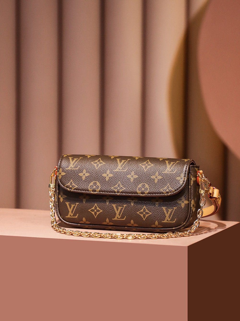 Louis Vuitton Wallet on Chain Ivy Monogram M81911